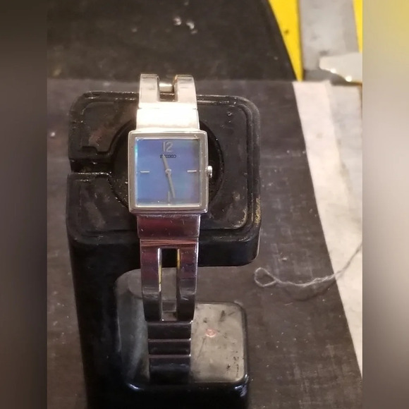 Vintage 00s Seiko Square Faced watch - Picture 3 of 6